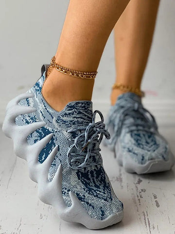 Atmungsaktive Sneakers aus Strick mit Schnürung 