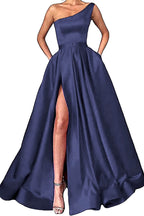 Vestido de fiesta largo color champán con corte A y un hombro al descubierto