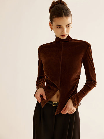 Camiseta de terciopelo con cuello alto y abertura 