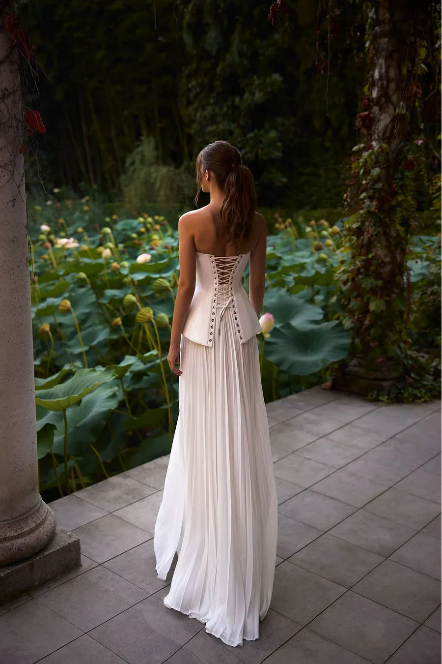 Weißes Satin-Maxikleid mit trägerlosem Korsett-Oberteil, Schnürung am Rücken und plissiertem Chiffonrock für Abschlussball und Gartenhochzeit