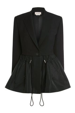Blazer negro con dobladillo con volantes y cordón 