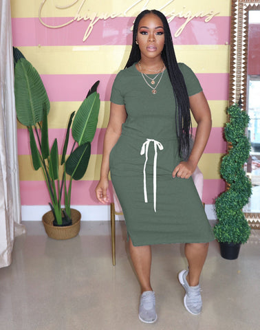 Vestido midi básico de color liso con cintura elástica y manga corta: vestido cómodo y elegante para mujer. 