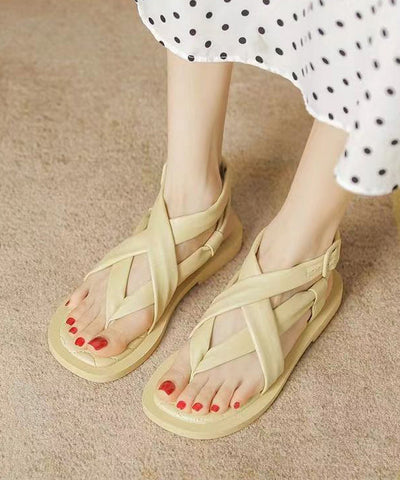 Sandalias romanas de tiras planas y versátiles de color albaricoque 