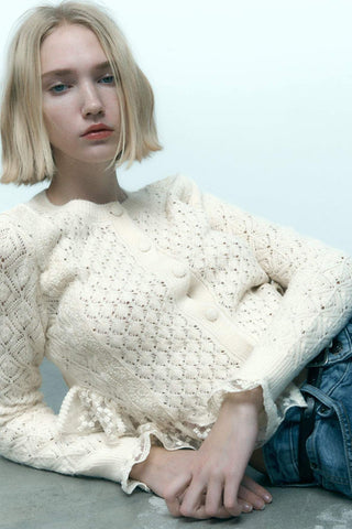 Cárdigan corto de punto con botones y ribete de encaje blanco 