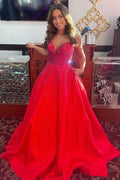 Vestido de fiesta largo rojo con tirantes finos y cuentas en forma de A
