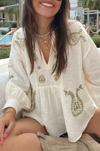 Blusen mit V-Ausschnitt und Blumenstickerei in Kontrastfarbe 