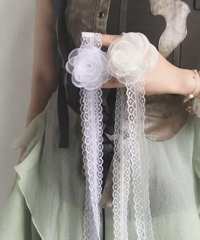 Moderne Halskette mit Blumenmuster in weißer Spitze 