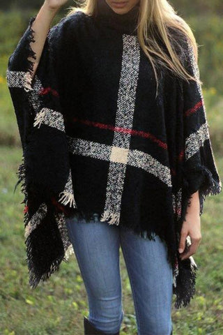 Suéter poncho con borlas y entramado más chic de Meridress