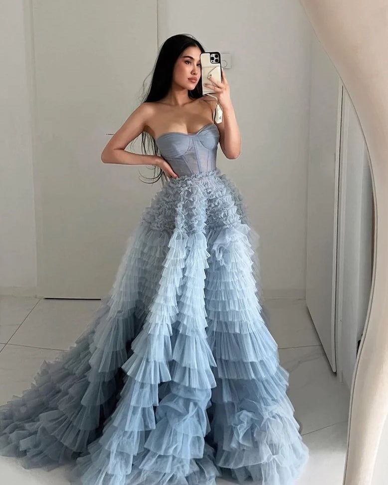 Langes, gestuftes Tüll-Abendkleid mit A-Linien-Ausschnitt und Rüschen