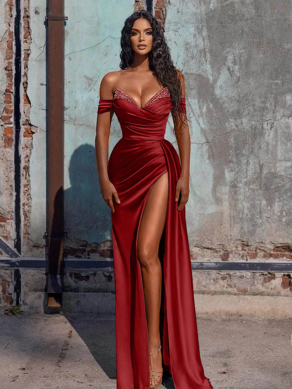 Vestido de fiesta largo de satén con corte sirena y abertura