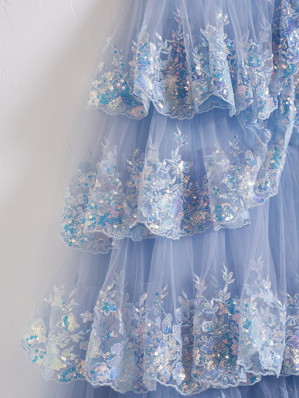 Vestido de fiesta con corsé, hombros descubiertos y volantes de encaje