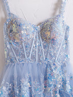Vestido de fiesta con corsé, hombros descubiertos y volantes de encaje