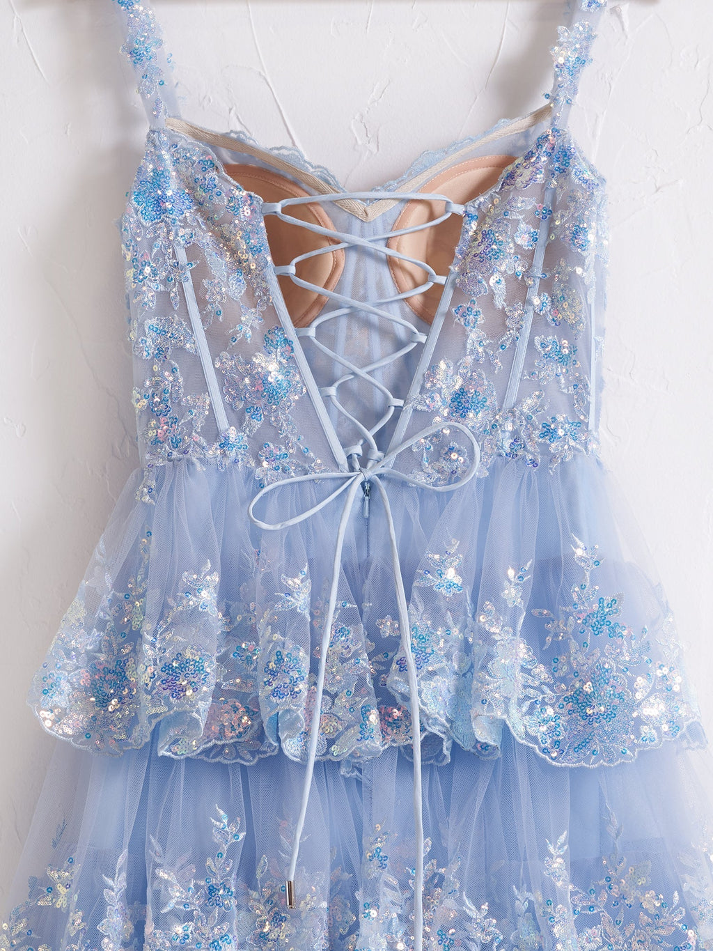 Vestido de fiesta con corsé, hombros descubiertos y volantes de encaje