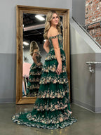 Vestido de fiesta con corsé, hombros descubiertos y volantes de encaje