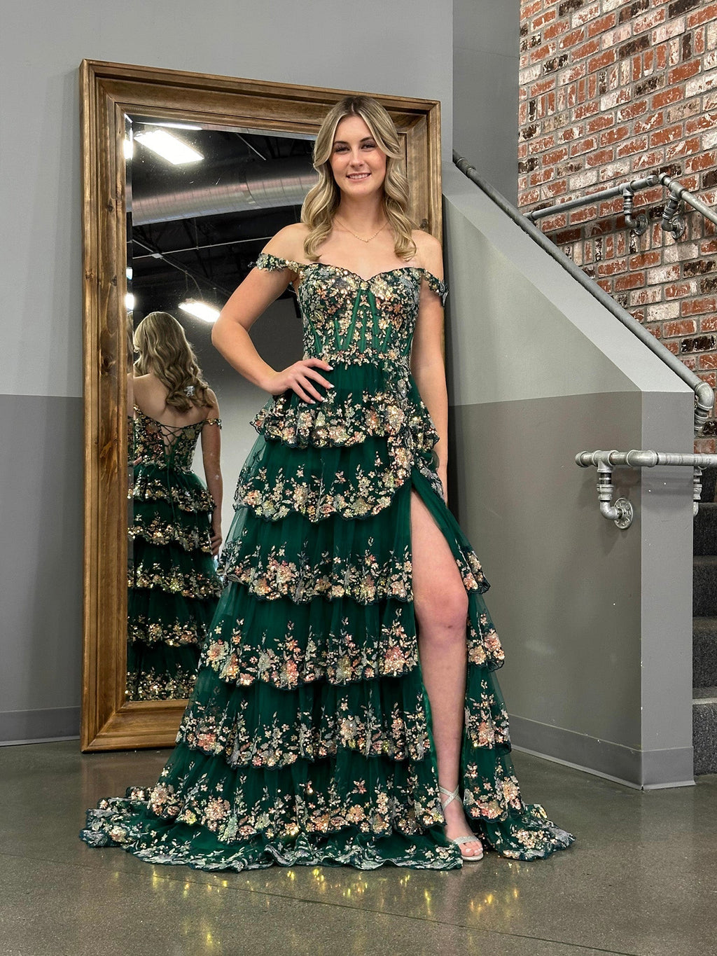 Vestido de fiesta con corsé, hombros descubiertos y volantes de encaje