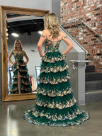 Vestido de fiesta con corsé, hombros descubiertos y volantes de encaje