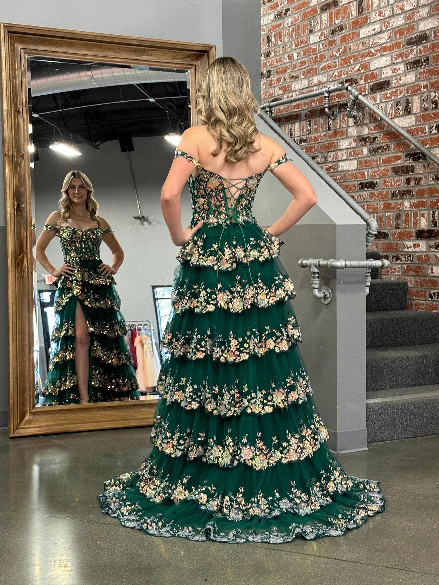 Vestido de fiesta con corsé, hombros descubiertos y volantes de encaje