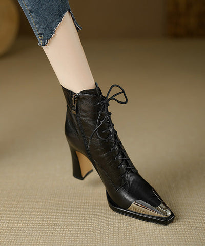 Modische braune Stiefel mit gekreuzten Riemen und klobigem Absatz 