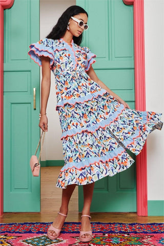 Vestido midi con cuello en V y volantes con bordado floral 