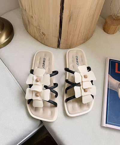 Sandalias rosas elegantes con diseño floral calado 