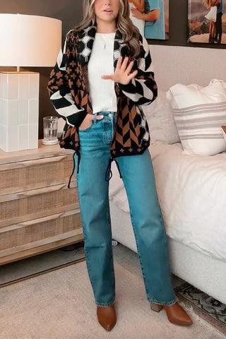 Suéter tipo cárdigan con estampado geométrico, botones y dobladillo con cordón ajustable 