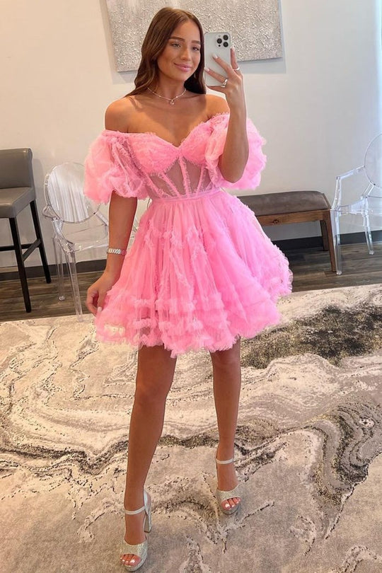 Ein schulterfreies Tüllkleid für den Homecoming-Ball