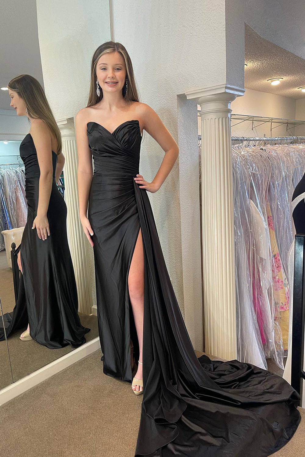 Langes Ballkleid mit Federn