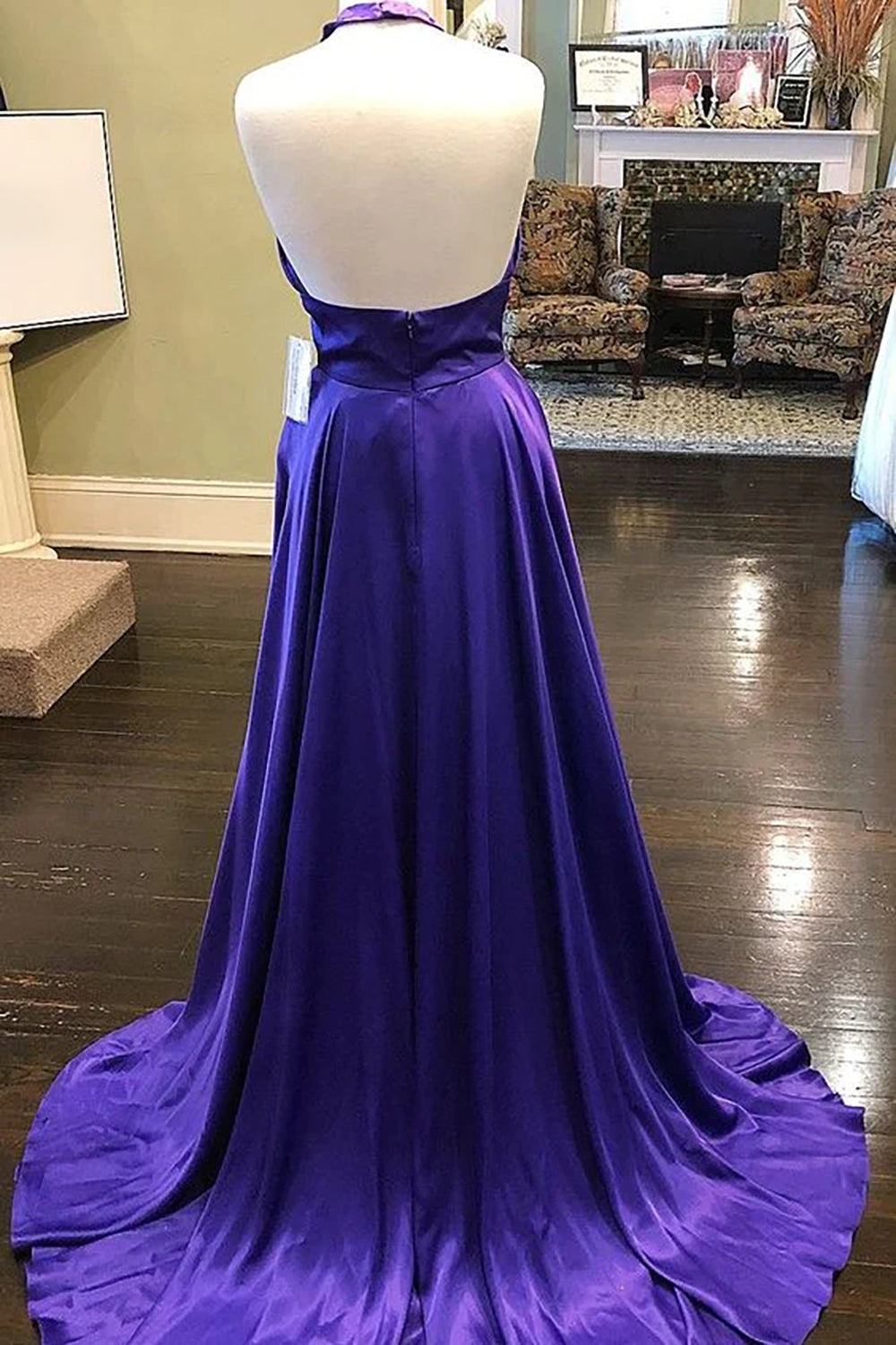 Vestido de fiesta largo morado con escote halter y espalda descubierta