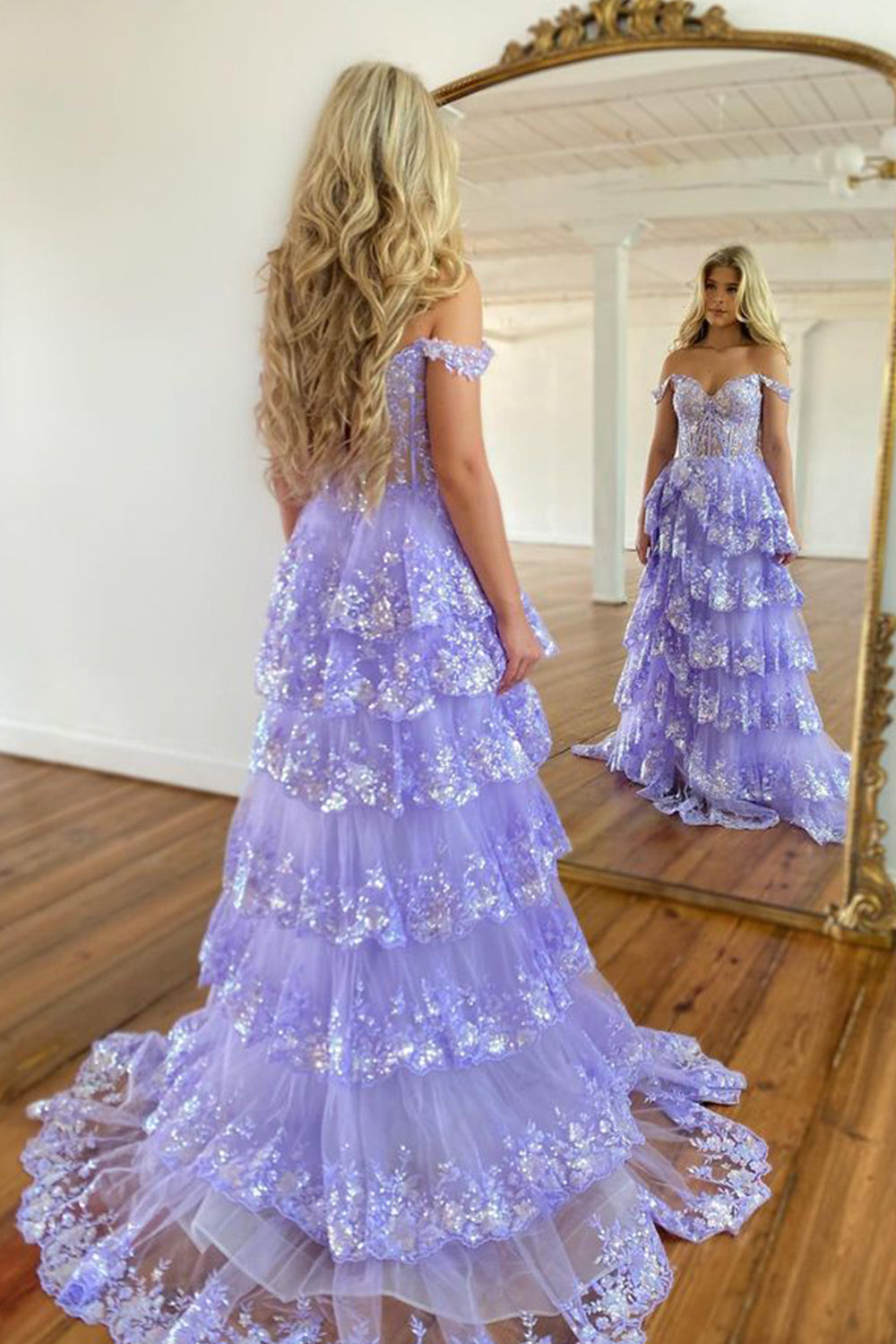 Vestido de fiesta con corsé, hombros descubiertos y volantes de encaje