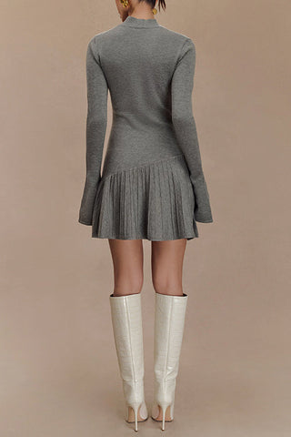 Vestido mini tipo suéter con volantes, mangas acampanadas y cuello alto 