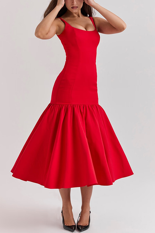 Vestido midi de cintura baja con tirantes anchos y escote cuadrado de silueta elegante 