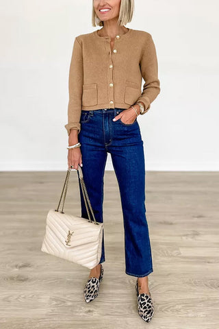 Schicke kurze Strickjacke mit Knopfleiste und Taschen