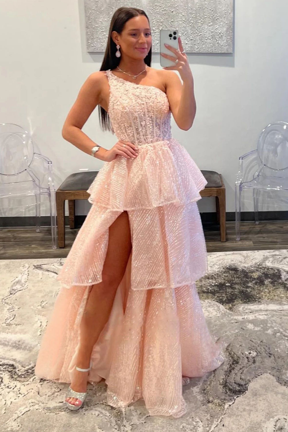 Vestido de fiesta largo rosa con volantes, corte A y un hombro