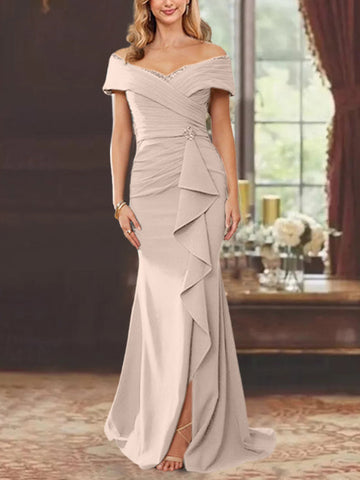 Etui-/Säulen-Kleider mit schulterfreiem Schnitt, ärmellos, bodenlang und mit Rüschen für die Mutter der Braut 