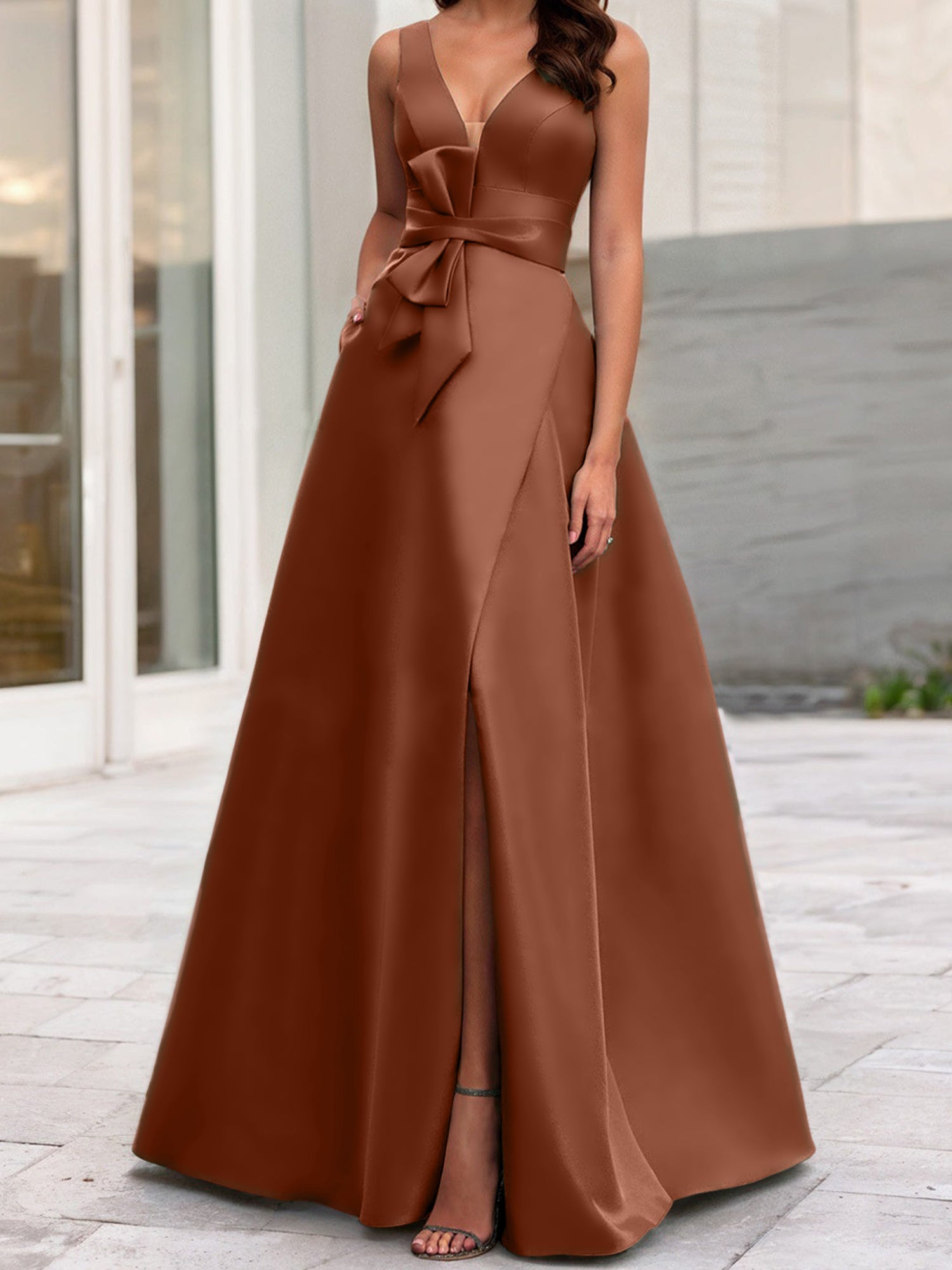 Ärmelloses A-Linien-/Prinzessinnenkleid mit V-Ausschnitt und Seitenschlitz für die Mutter der Braut 