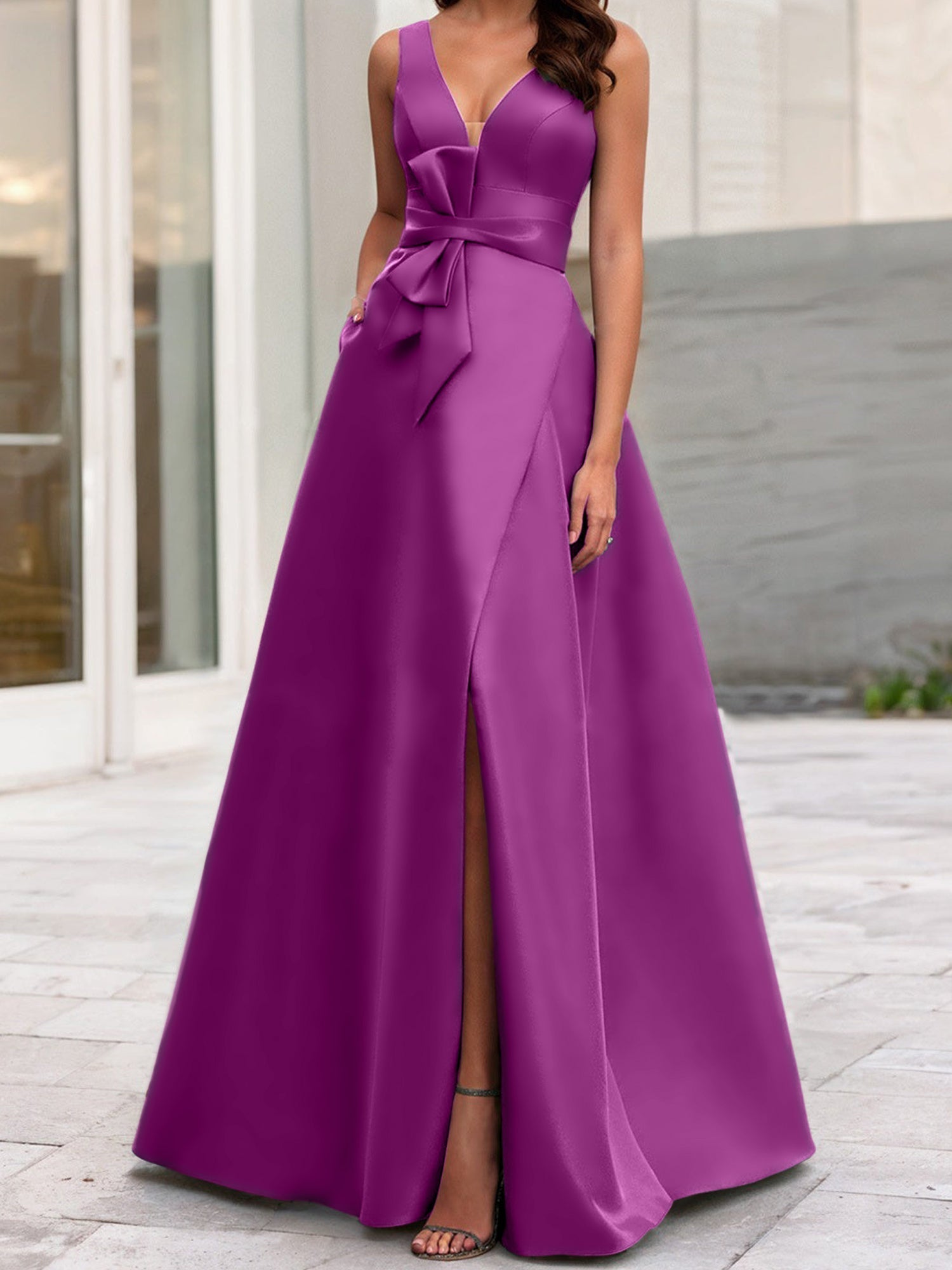 Ärmelloses A-Linien-/Prinzessinnenkleid mit V-Ausschnitt und Seitenschlitz für die Mutter der Braut 