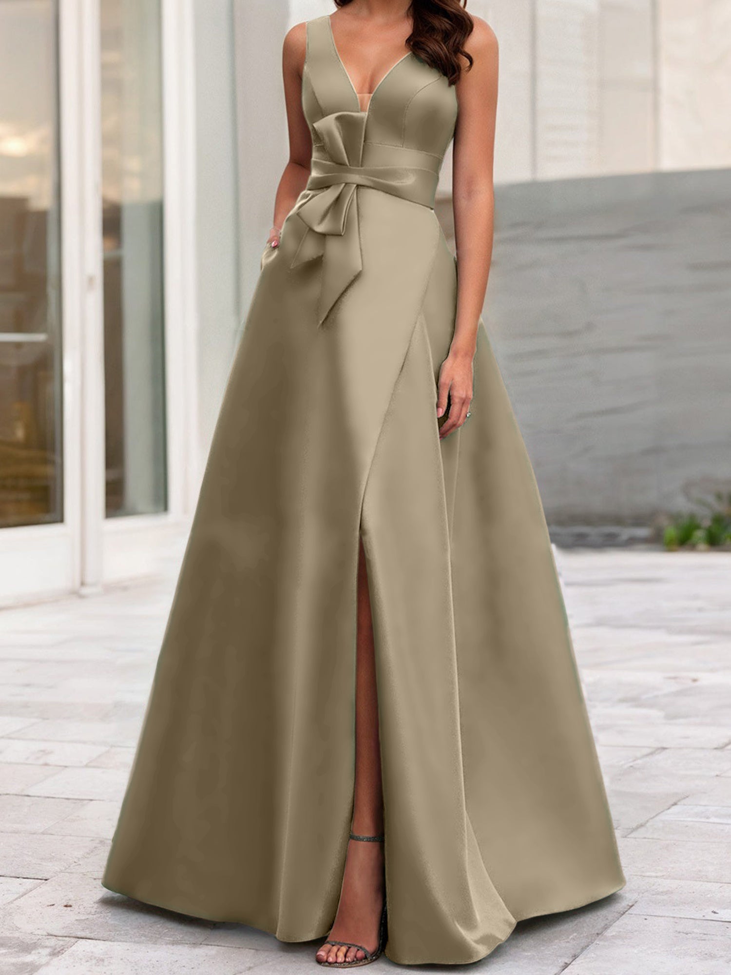 Ärmelloses A-Linien-/Prinzessinnenkleid mit V-Ausschnitt und Seitenschlitz für die Mutter der Braut 