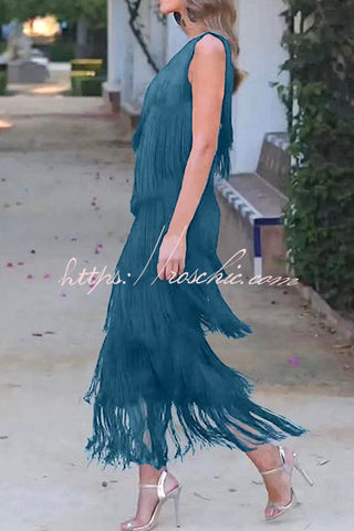 Stilvolles asymmetrisches Midikleid mit Fransen und einer Schulter 