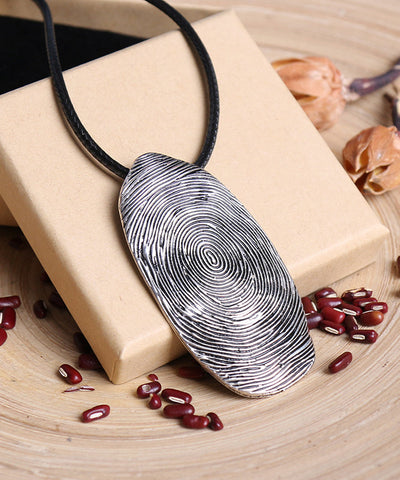 Collar con colgante de anillo anual de aleación tejida a mano, estilo retro negro 