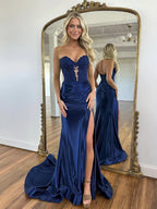 Schulterfreies Sweetheart-Hals-Satin-Spitzen-langes Abschlussballkleid mit Schleppe
