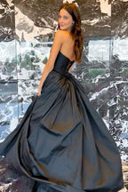Vestido de fiesta negro sin tirantes, corte A y espalda cruzada