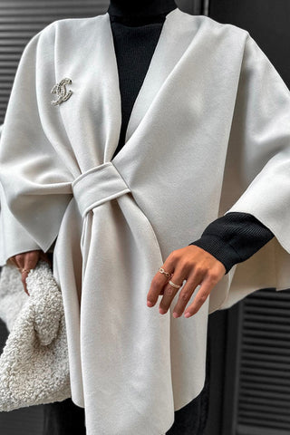 „Anything Is Possible“ – Lockerer Cape-Mantel aus Wolle mit Bindeband vorne 