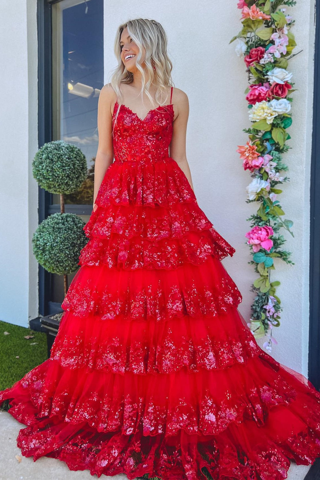 A-Linien-Abendkleid mit Spaghettiträgern und Stufenrock aus Spitze