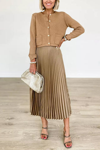 Schicke kurze Strickjacke mit Knopfleiste und Taschen