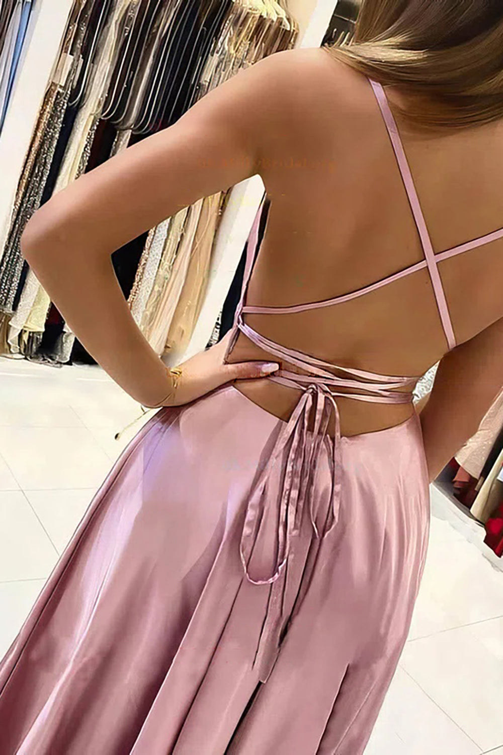 Schlichtes, rosafarbenes A-Linien-Abendkleid aus Satin mit Schlitz