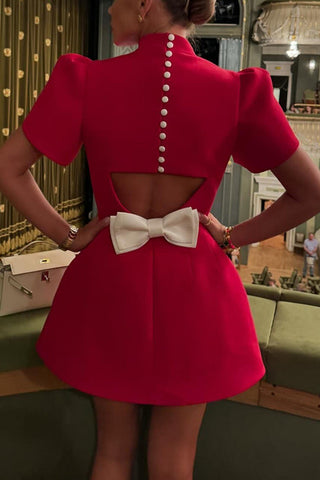 Minivestido de satén con lazo extraíble, espalda descubierta y mangas cortas con abertura Sweet Moment