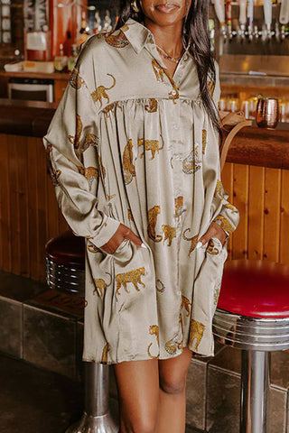 Enter Your Party Era – Satin-Minikleid mit Gepardenmuster und Taschen 