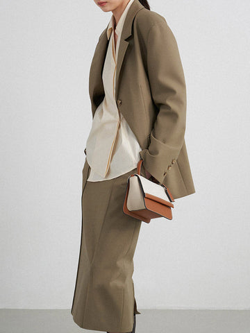 Conjunto de tres piezas de blusa y camisa de manga larga con solapa, botones sueltos, falda, pantalón y blazer con cuello con muescas. 