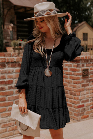 Vestido mini negro con mangas de obispo y fruncido en capas 