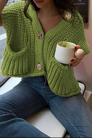 Meridress – Grobstrickweste mit goldenen Knöpfen und Taschen